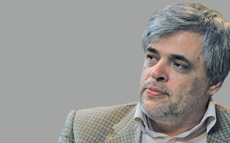 محمد مهاجری : برخی پروژه هایی که رئیس جمهور در سفرهای استانی افتتاح می کند، آنقدر کوچک است که توسط بخشدار محل هم قابل افتتاح است