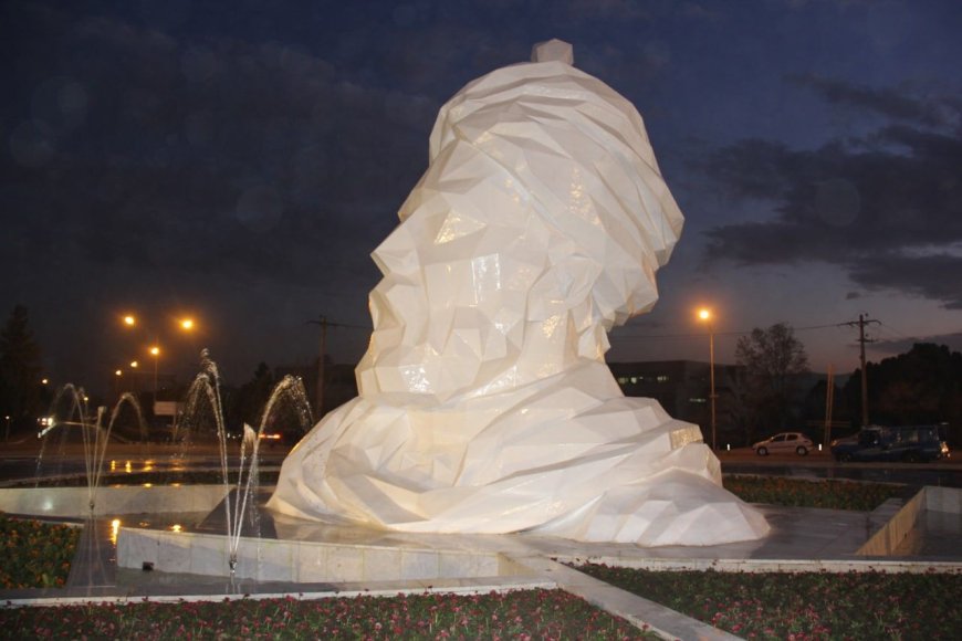 فردوسی به برج آزادی می‌آید
