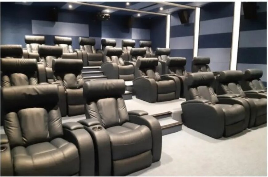 قیمت بلیت در یک سینمای تهران، که می‌توانید روی صندلی‌های آن دراز بکشید و فیلم ببینید