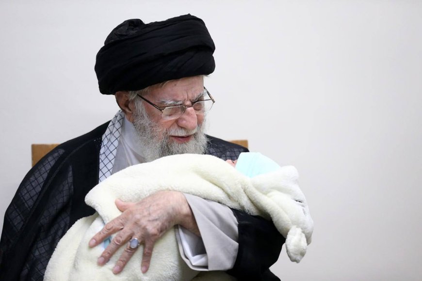 اذان و اقامه گفتن رهبر انقلاب در گوش نوزاد شهید حمزه جهاندیده