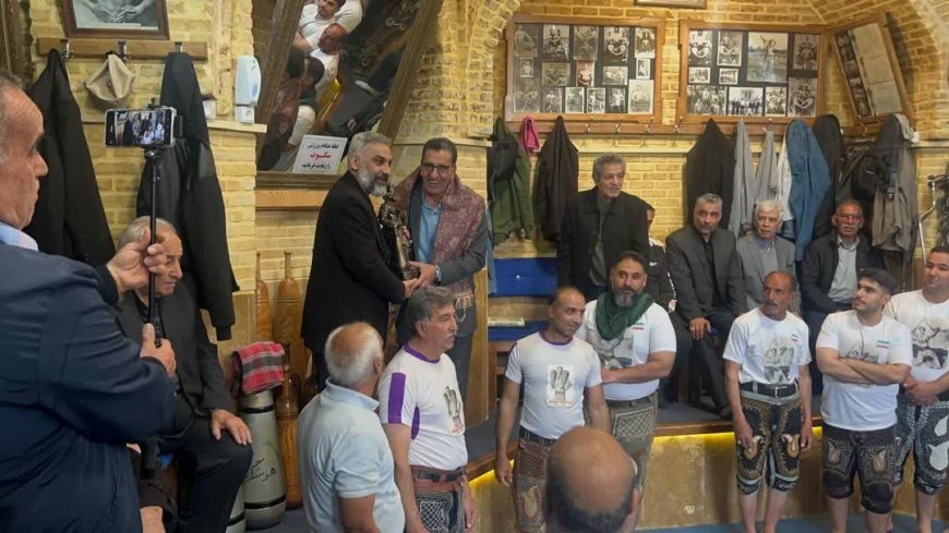 اهدای شال مروج ورزش پهلوانی و زنگ به پهلوان عرصه قلم و ورزش  عباس صباغ زاده