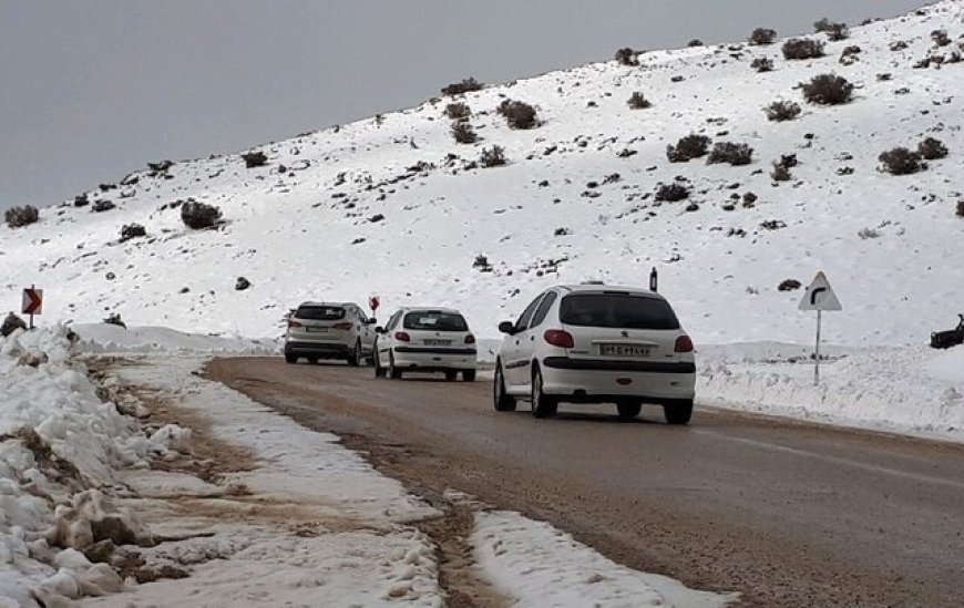 بارش برف و باران در ۱۷ محور مواصلاتی فارس