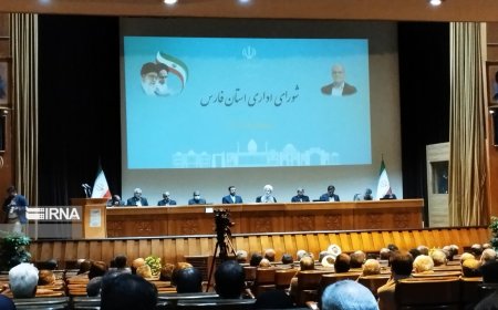 امام جمعه شیراز: عدالت اقتصادی و توزیعی باید مورد توجه قرار گیرد
