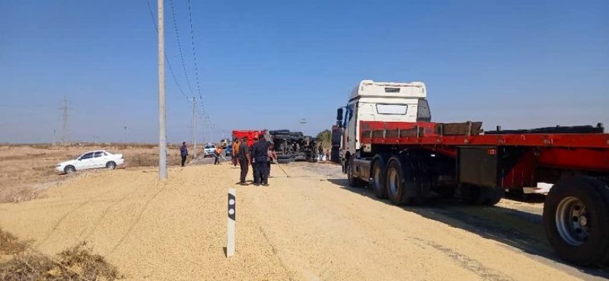 ۱۶ مصدوم در برخورد تریلر و مینی‌بوس در محور خرمشهر - اهواز