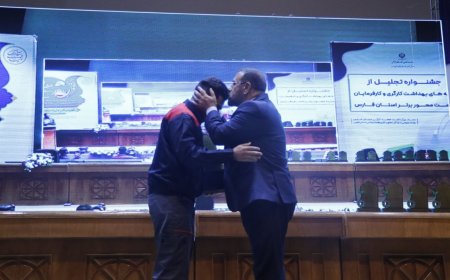 بوسه استاندار فارس بر پیشانی کارگر