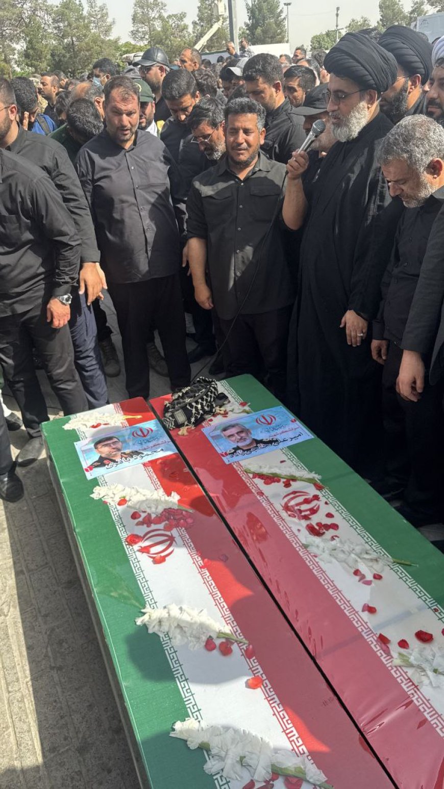 تصاویری از اقامه نماز بر پیکر سرداران شهید حاجی زاده و باقری