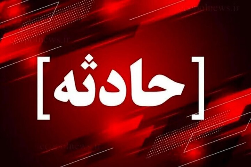 نجات راننده محبوس در خودرو پس از برخورد با تیر برق در بندرعباس