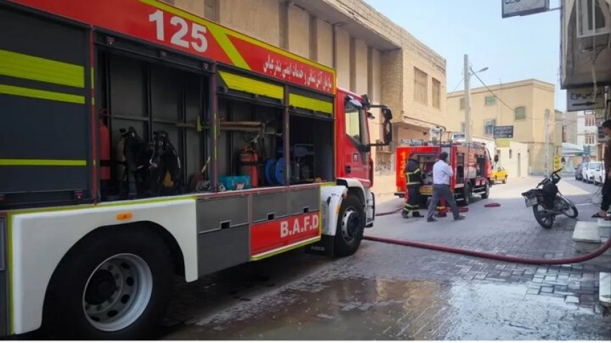 مهار آتش‌سوزی پشت‌بام یک ساختمان در بندرعباس