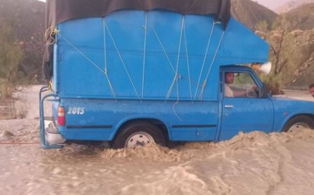 انسداد موقت محور میناب به بشاگرد در پی بارندگی و طغیان رودخانه