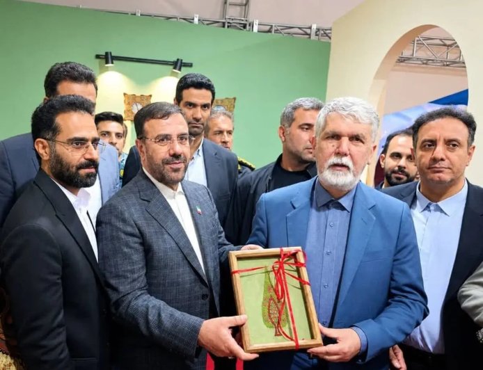 «سرو شیراز» به وزیر فرهنگ اهدا شد