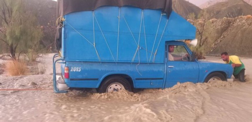 انسداد موقت محور میناب به بشاگرد در پی بارندگی و طغیان رودخانه